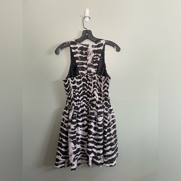 Guess Black and White Zebra Tie Dye Drop Waist T Back Mini Dress SZ 6 - Picture 5 of 9